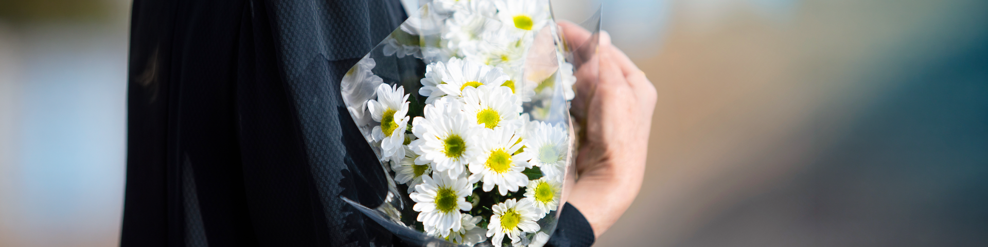 Femme tenant un bouquet blanc dans ses mains