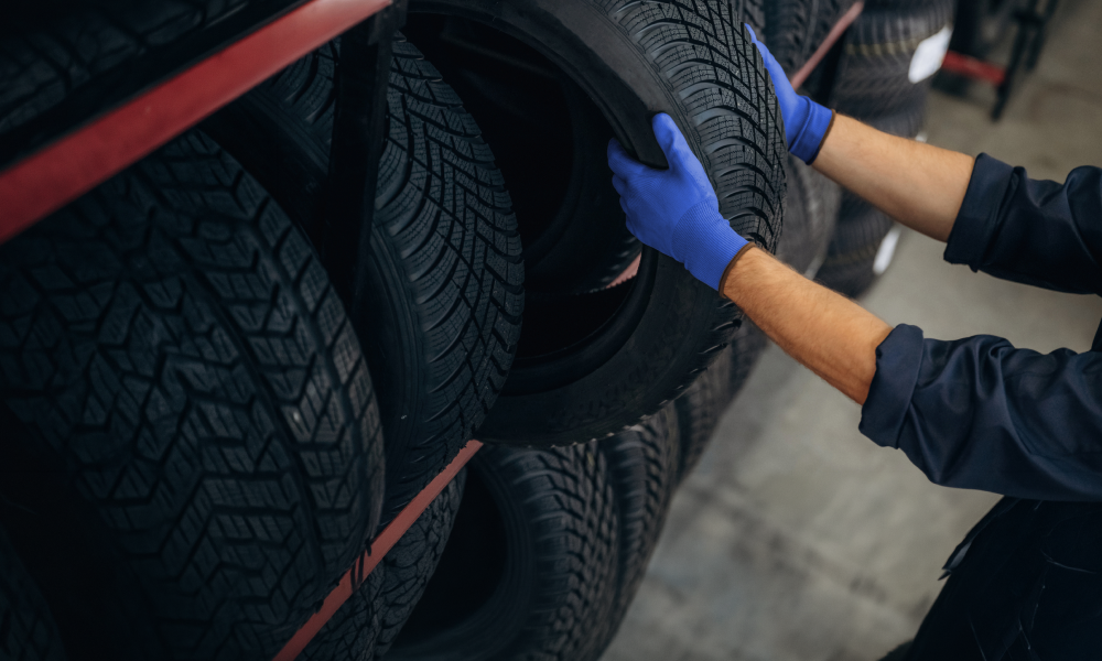 Persoon neemt autoband uit rek
